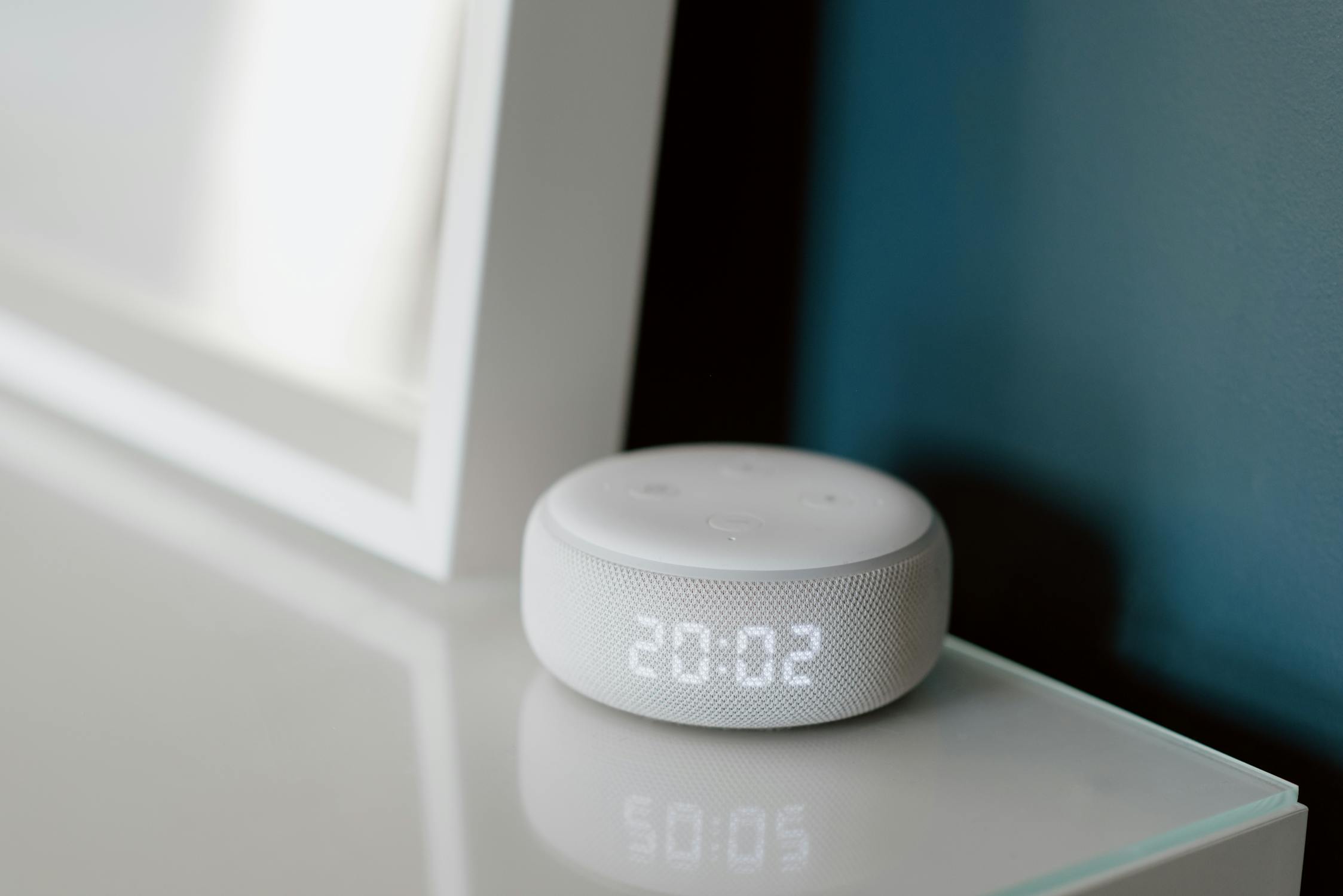 Smart speaker device